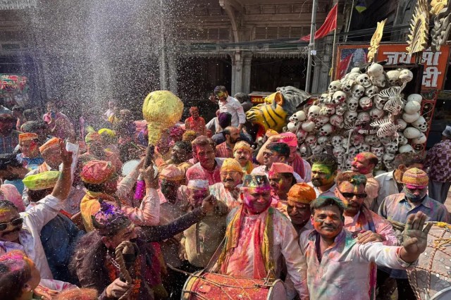 होली बारात बनी आकर्षण का केंद्र, नेताओं संग जनता ने मनाया रंगों का महापर्व