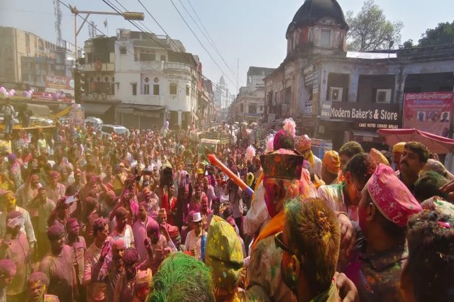 

कोनेश्वर महादेव मंदिर से निकली ऐतिहासिक होली बारात