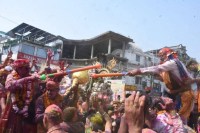 चौक की होली बारात में सियासी रंग, नेताओं संग झूम उठा पूरा लखनऊ (फोटो सोर्स : भाषा WhatsApp News Group)