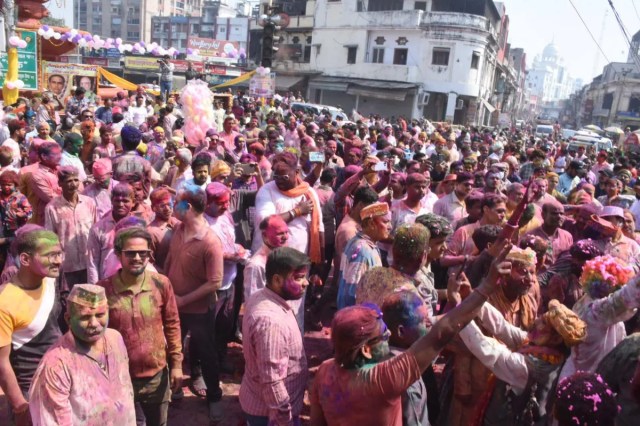 
रंग-गुलाल और उत्साह में डूबा पुराना लखनऊ
