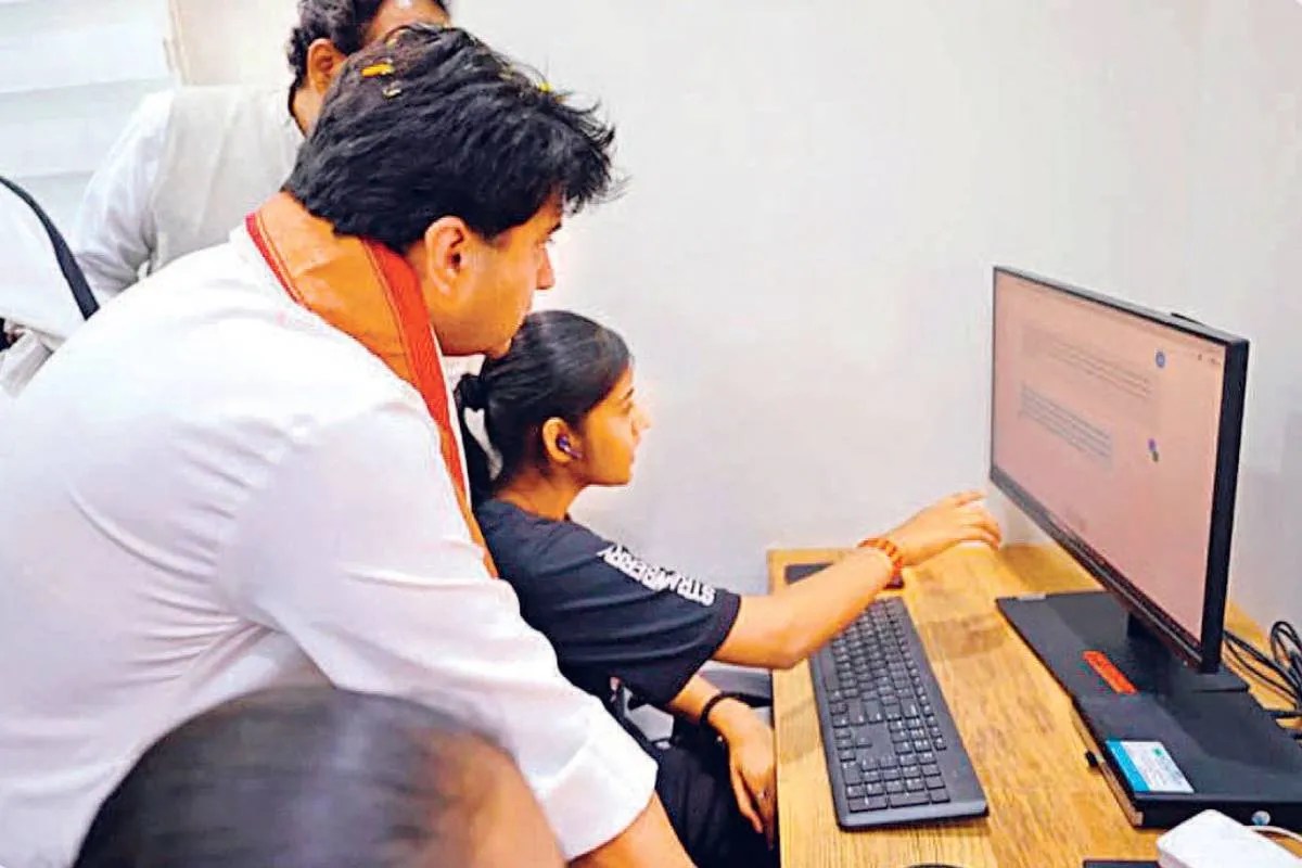 MP News Union Minister jyotiraditya scindia inaugurated phisycal digital center in umri village guna