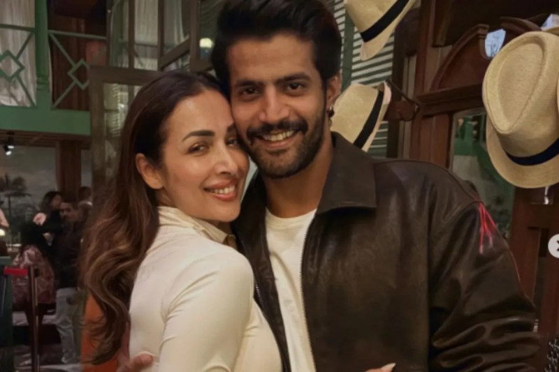 52 साल की इस एक्ट्रेस ने अपने से 19 साल छोटे लड़के संग किया बोल्ड और रोमांटिक डांस, इंटरनेट पर वायरल