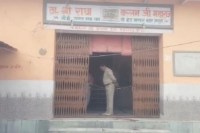 मथुरा के मंदिर में पुजारी की चाकू से हत्या