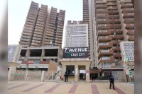 नोएडा में बालकनी से गिरा 3 साल का बच्चा