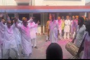 लखनऊ पुलिस की रंगों वाली होली, कमिश्नर से सिपाही तक ढोल-नगाड़ों पर जमकर जश्न (Source: Police Media Cell)