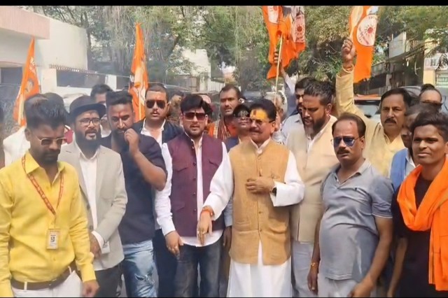 योगी की मां पर टिप्पणी से भड़का विरोध