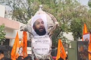 विश्व हिंदू रक्षा परिषद ने लखनऊ में किया प्रदर्शन, पुतला दहन कर कड़ी कार्रवाई की मांग (फोटो सोर्स : भाषा WhatsApp News Group)
