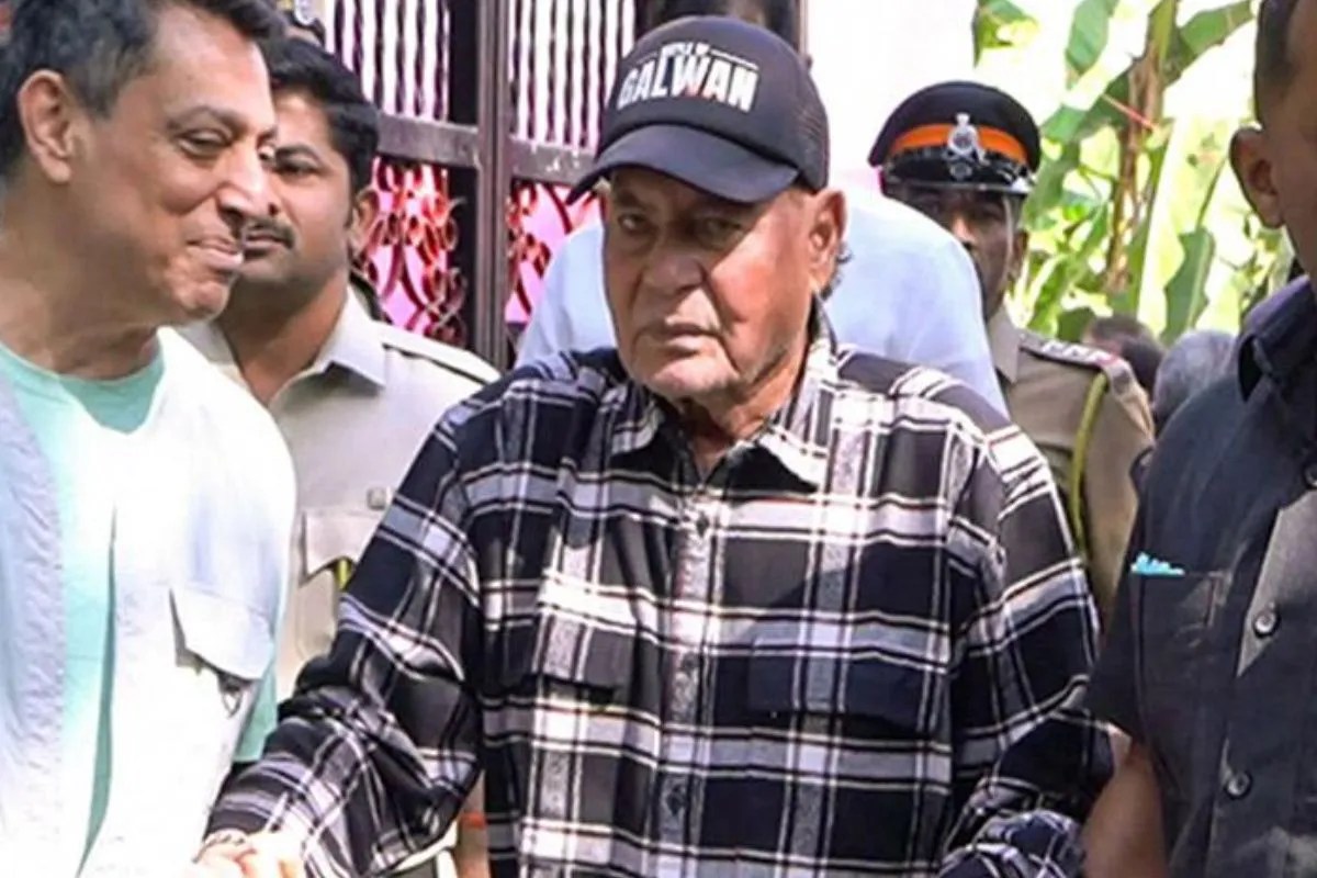 Salim Khan discharged from Lilavati hospital after a month Salman Khan's father underwent angiography