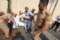 लखनऊ यूनिवर्सिटी गेट नंबर 1 पर समाजवादी छात्र सभा का धरना, गैस सिलेंडर की किल्लत और बढ़ती कीमतों के खिलाफ प्रदर्शन (फोटो सोर्स : भाषा WhatsApp News Group)