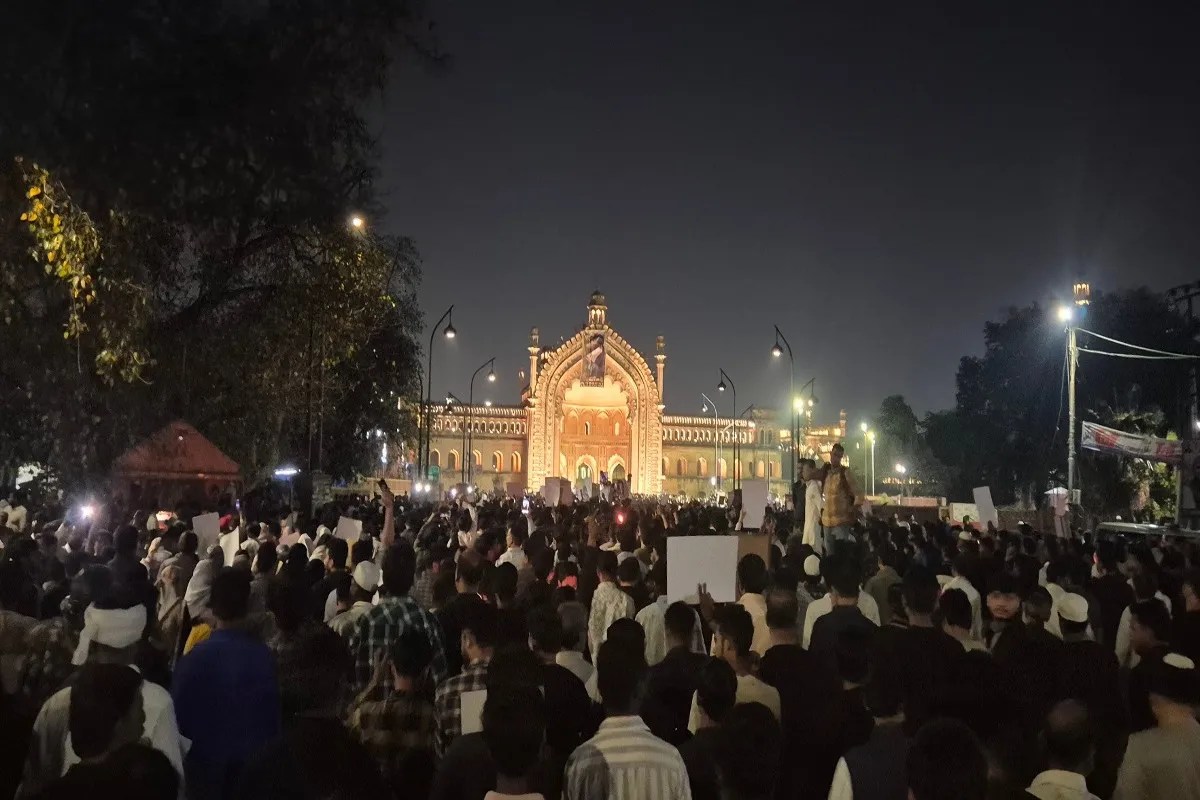 कर्बला तालकटोरा में हजारों लोगों का विरोध प्रदर्शन (फोटो सोर्स : भाषा WhatsApp News Group)