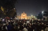 कर्बला तालकटोरा में हजारों लोगों का विरोध प्रदर्शन (फोटो सोर्स : भाषा WhatsApp News Group)