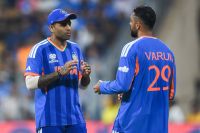सूर्यकुमार यादव और वरुण चक्रवर्ती (फोटो-IANS)