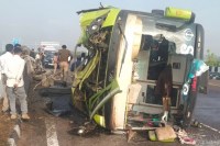 ऑनलाइन ट्रेडिंग कंपनी के कर्मचारियों से भरी बस दुर्घटनाग्रस्त