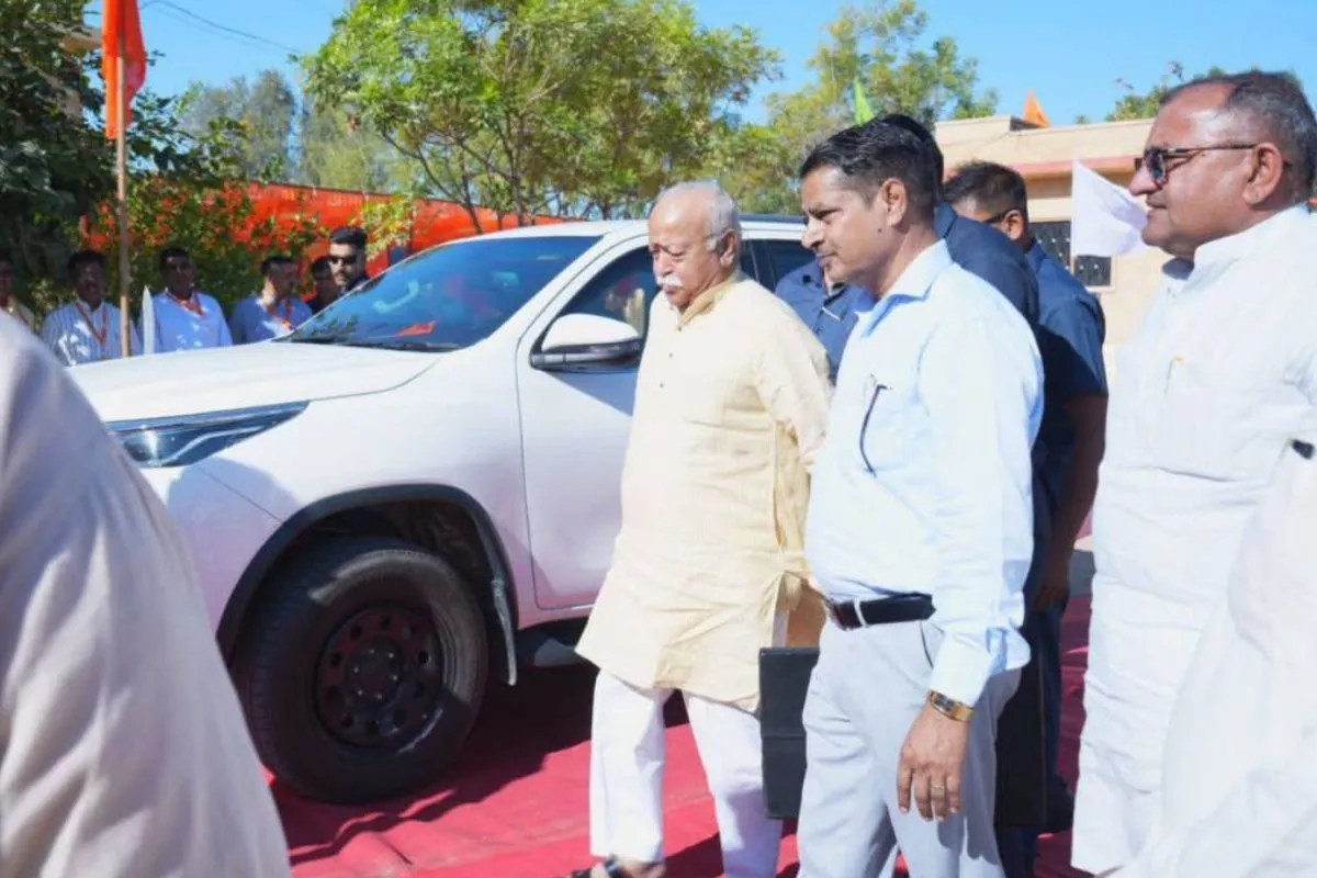 RSS Chief Mohan Bhagwat Visits Jaisalmer Fort for Historic Chadar Mahotsav Rides E-Rickshaw