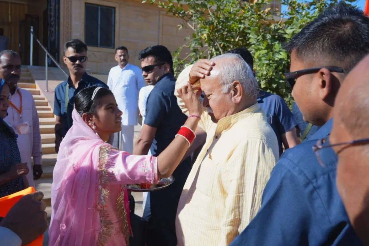 RSS Chief Mohan Bhagwat Visits Jaisalmer Fort for Historic Chadar Mahotsav Rides E-Rickshaw