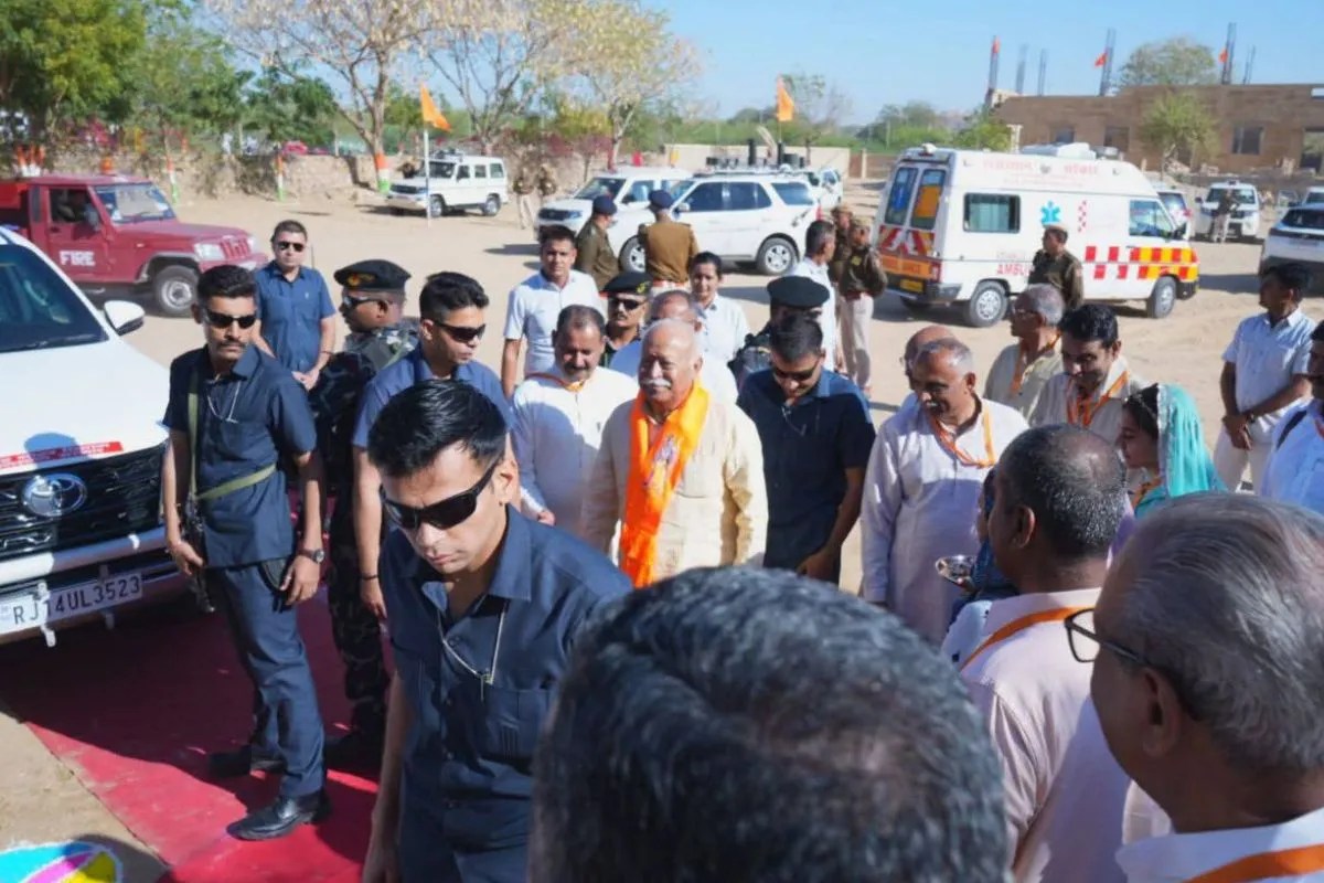 RSS Chief Mohan Bhagwat Visits Jaisalmer Fort for Historic Chadar Mahotsav Rides E-Rickshaw