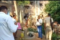 घटनास्थल का निरीक्षण करती पुलिस, फोटो सोर्स- फर्रुखाबाद पुलिस