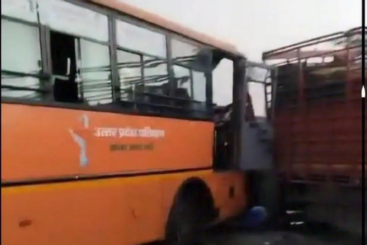 ट्रक और बस में टक्कर, फोटो सोर्स- पत्रिका