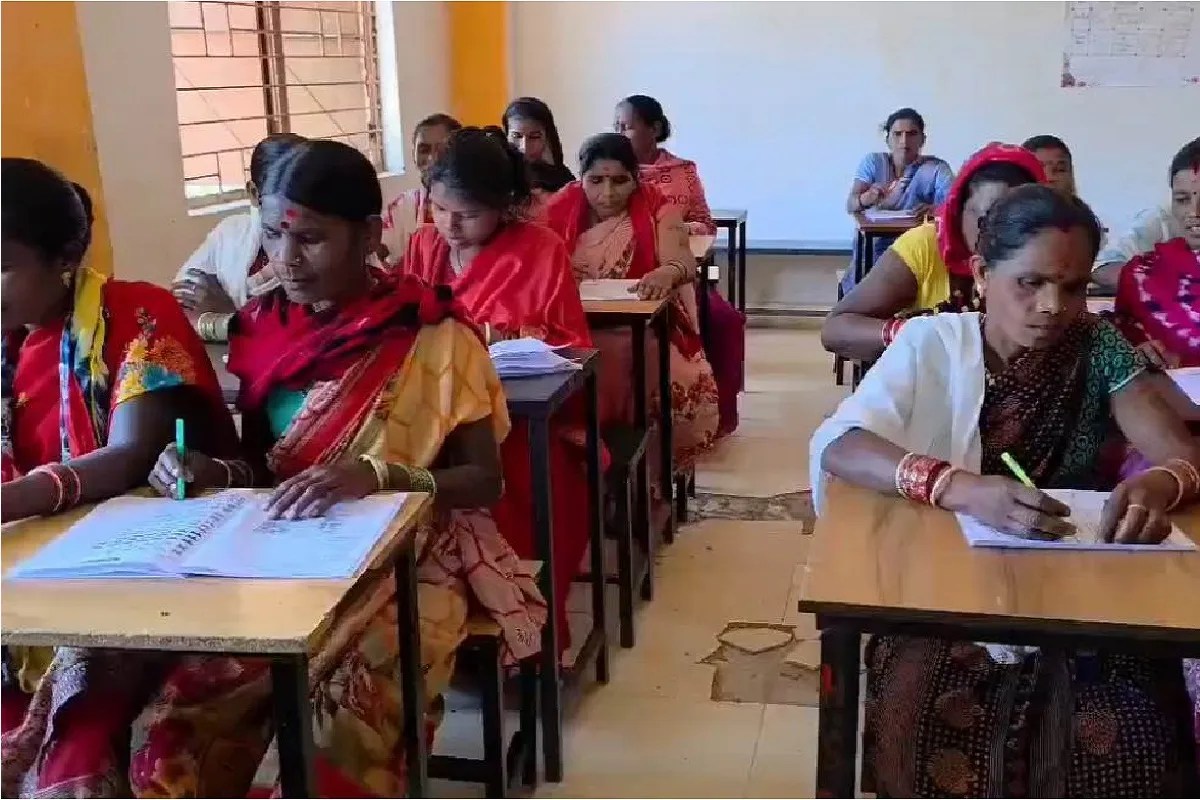 बस्तर में शिक्षा की नई शुरुआत! 25,000 से ज्यादा लोगों ने दी उल्लास महापरीक्षा में परीक्षा, कैदी और पूर्व माओवादी भी हुए शामिल(photo-patrika)