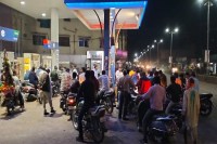 अफवाह से भोपाल और इंदौर में लगी लंबी कतारें
