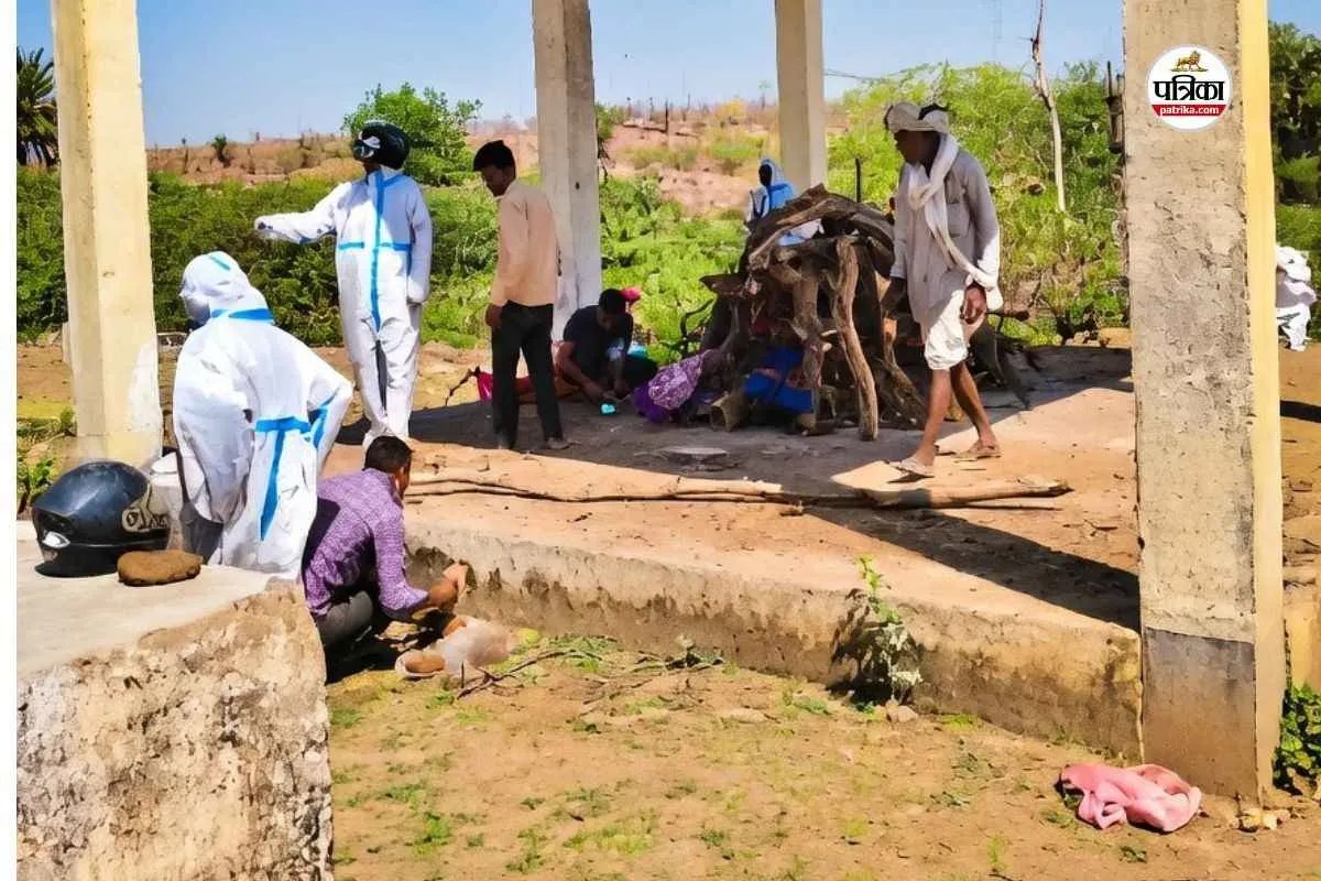 पीपीई किट पहनकर अंत्येष्टि करते लोग, पत्रिका फोटो