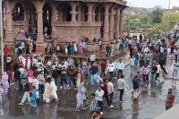 मंडोर उद्यान में बारिश के बाद ली गई तस्वीर।