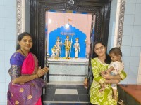 हुब्बल्ली के अरली कट्टी ओणी स्थित राम मंदिर में पूजा-अर्चना करती श्रद्धालु महिलाएं।