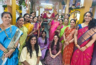 श्रीराम जन्मोत्सव के पावन अवसर पर हुब्बल्ली के किला स्थित मंदिर में श्रद्धा और भक्ति का अनूठा संगम देखने को मिला। सजी-धजी महिलाओं ने पारंपरिक वेशभूषा में उत्सव को भव्यता प्रदान की। राम नाम के जयघोष से मंदिर परिसर भक्तिमय वातावरण में सराबोर रहा।