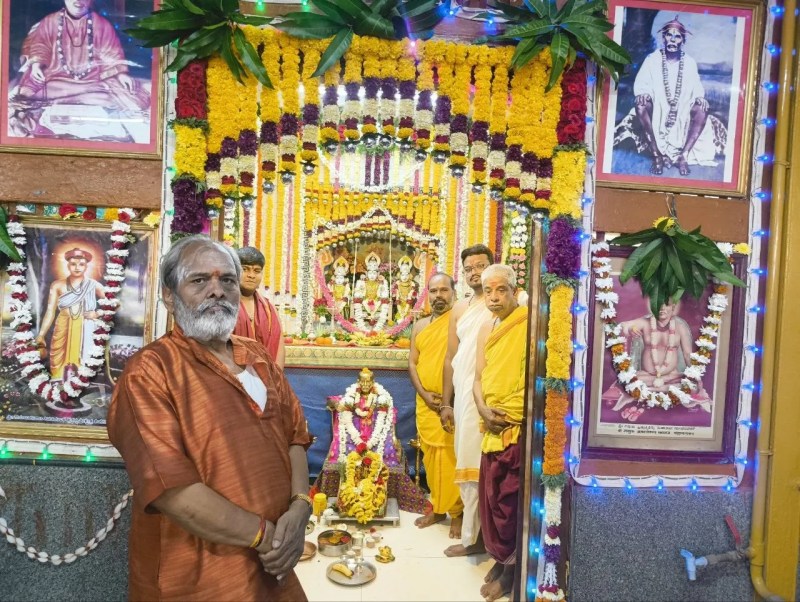 श्रीराम जन्मोत्सव के अवसर पर हुब्बल्ली के एक मंदिर में आकर्षक फूलों और रोशनी से की गई भव्य सजावट श्रद्धालुओं को आकर्षित कर रही है। इस दौरान पुजारीगण विधि-विधान से पूजा-अर्चना करते नजर आए, जिससे पूरा मंदिर परिसर भक्तिमय वातावरण में डूबा रहा।