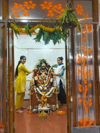 हुब्बल्ली के शक्ति माता देवी मंदिर में अष्टमी के अवसर पर सजाई गई माता की प्रतिमा के समक्ष पूजा-अर्चना करती युवतियां।