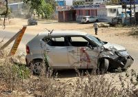 स्थानीय लोगों के अनुसार यह मोड़ लंबे समय से हादसों का कारण बना हुआ है। करीब 14 दिन पहले भी यहां एक युवक की मौत हो चुकी है। क्षेत्रवासियों ने सुरक्षा बाउंड्री, रिफ्लेक्टर और चेतावनी बोर्ड लगाने की मांग दोहराई है।