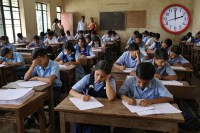 CG News: परीक्षा का बना मजाक, 5वीं और 8वीं का पेपर सवा घंटे लेट, फोटोकॉपी की मदद से लिया पेपर