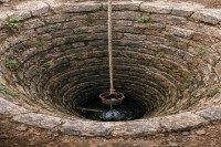 CG News: पानी निकलने के दौरान 30 फ़ीट गहरे कुएं में गिरी महिला, मची चीख पुकार