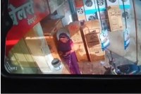 Raipur News: ग्राहक बनकर ज्वेलरी ट्राई कर, सहेली को बुलाने’ निकली महिला, 5 लाख के जेवर पहनकर फरार