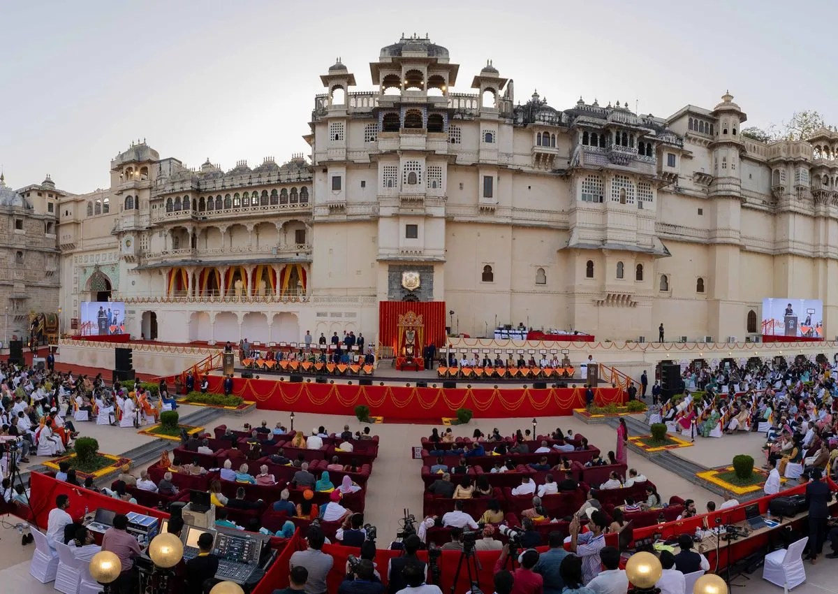 महाराणा मेवाड़ चेरिटेबल फाउंडेशन का 42वां वार्षिक सम्मान समारोह रविवार शाम सिटी पैलेस के माणक चौक में आयोजित हुआ।