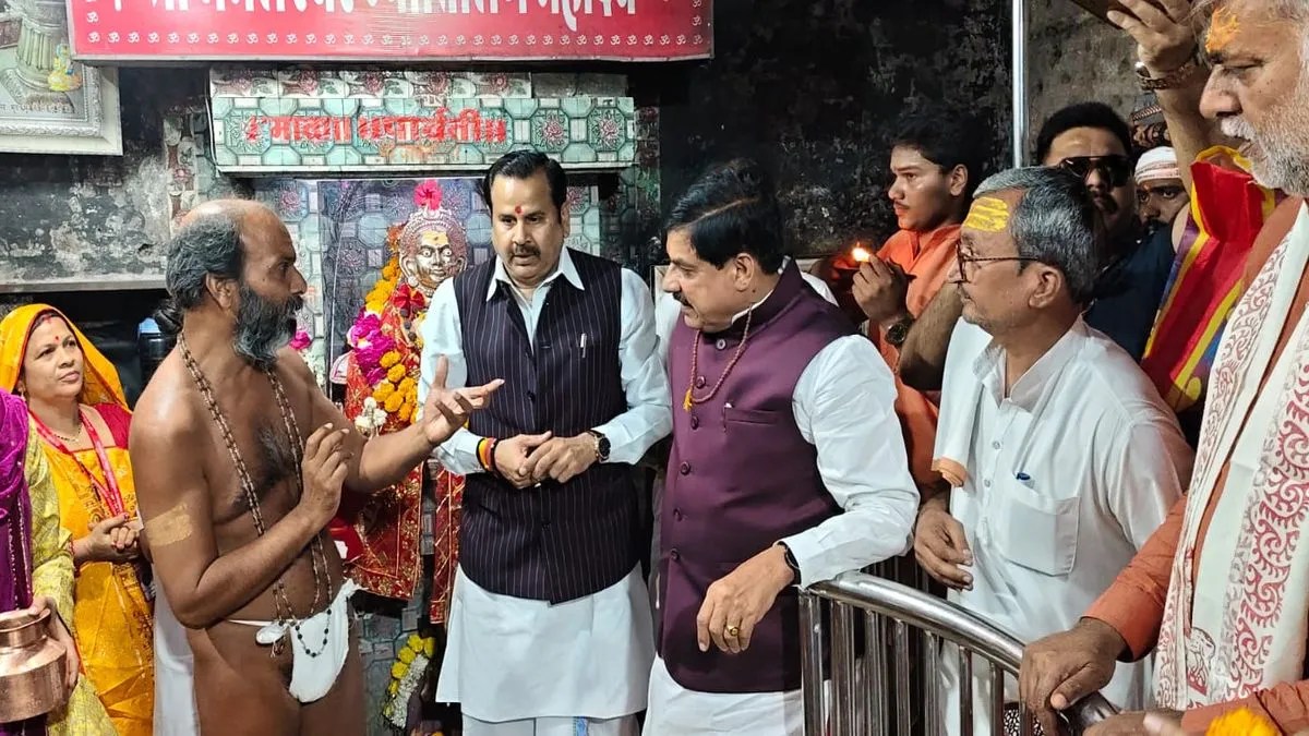दादा गुरु की नर्मदा परिक्रमा समापन, सीएम डॉ. यादव ने उठाया कलश, चले पैदल, किया भगवान शिव का जलाभिषेक