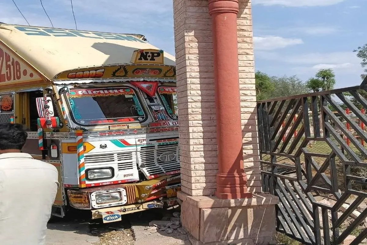 मिर्धा कॉलेज की दीवार तोड़कर अंदर घुसा ट्रक