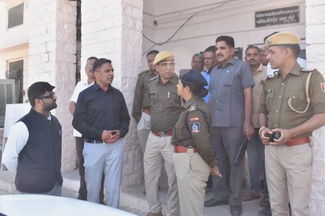 अ​धिवक्ता संघ के अध्यक्ष से बात करती प्र​शिक्षु आईपीएस अदिति