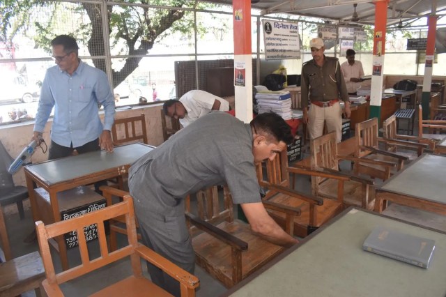 कोर्ट परिसर में तलाशी लेते पुलिसकर्मी