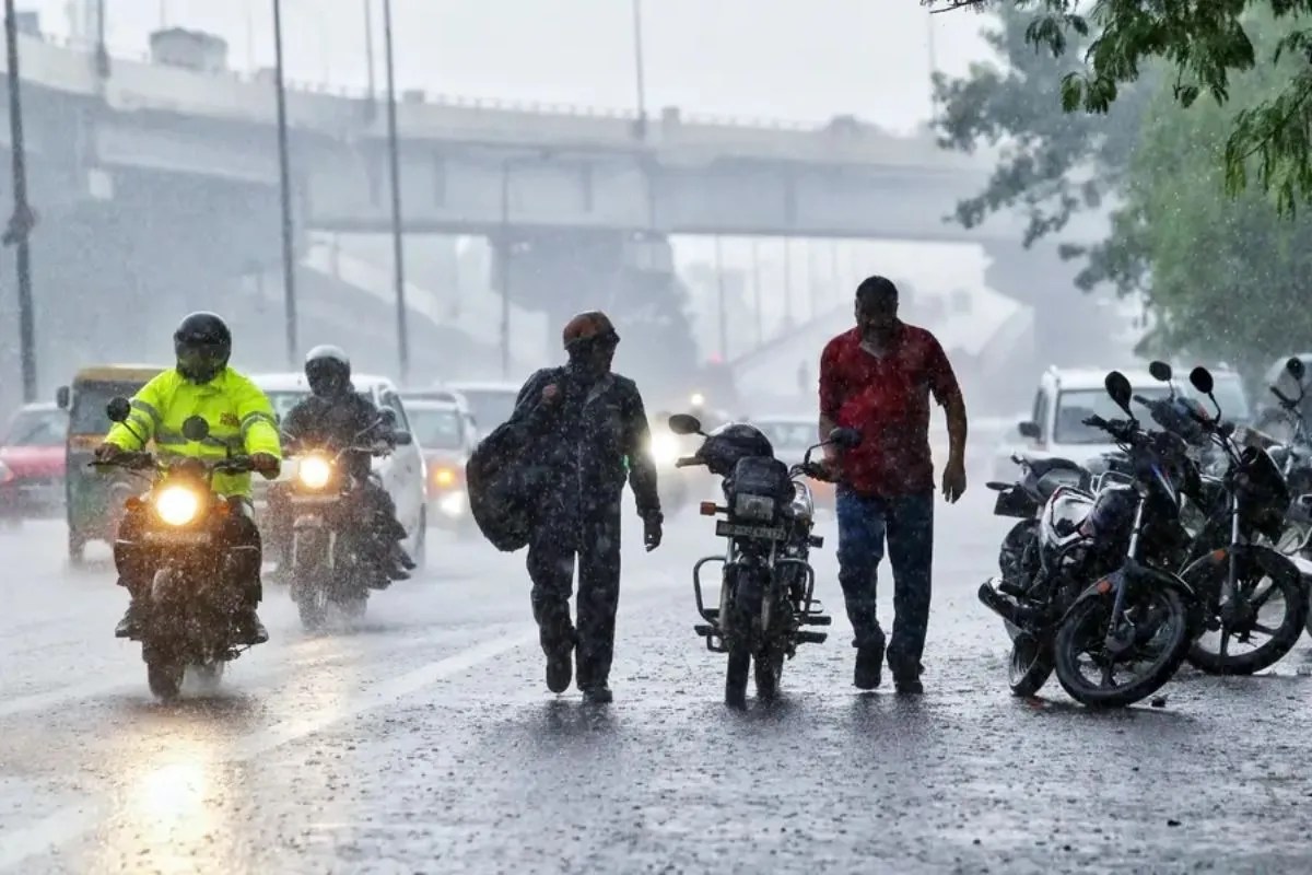 delhi weather today update orange alert rain storm aqi improvement march 31