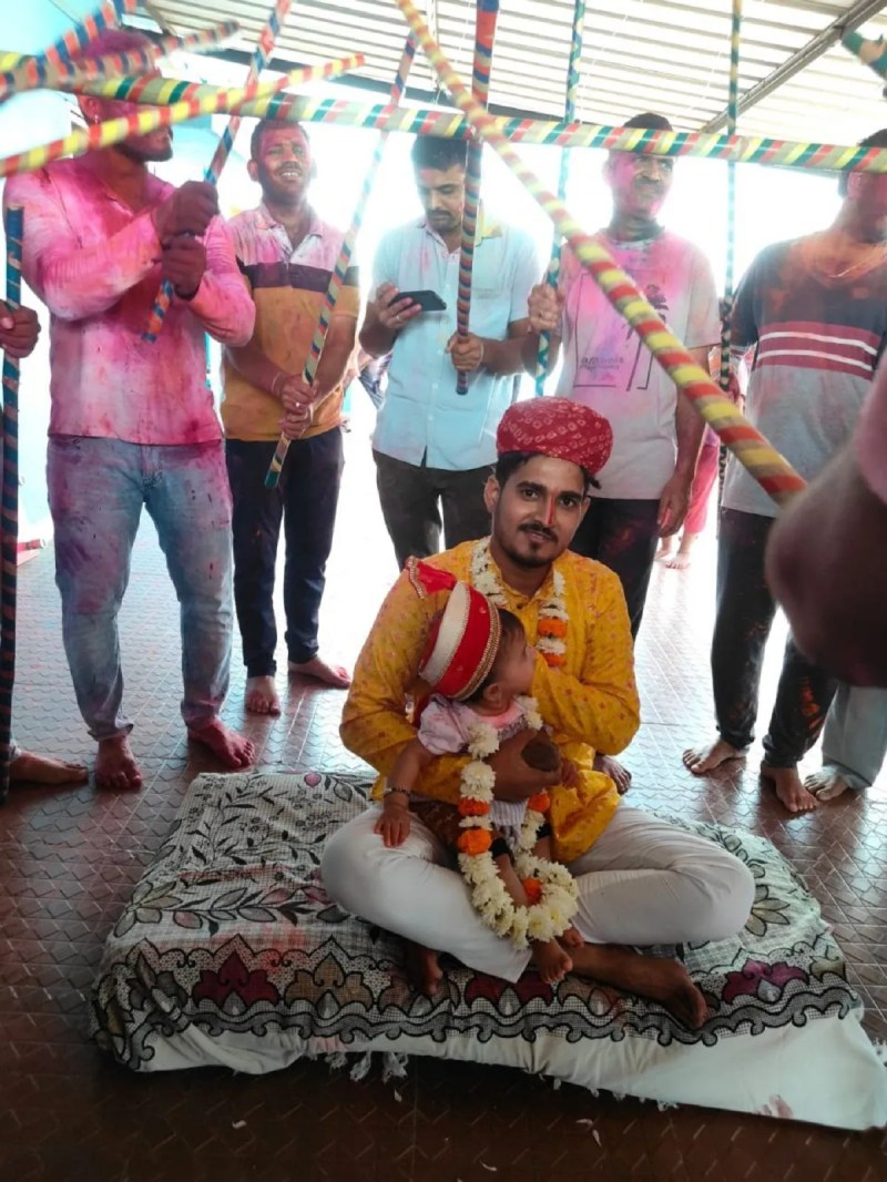 राजस्थानी परंपरा के अनुसार ढूंढोत्सव के दौरान एक बच्चे की ढूंढ करते समाजजन।