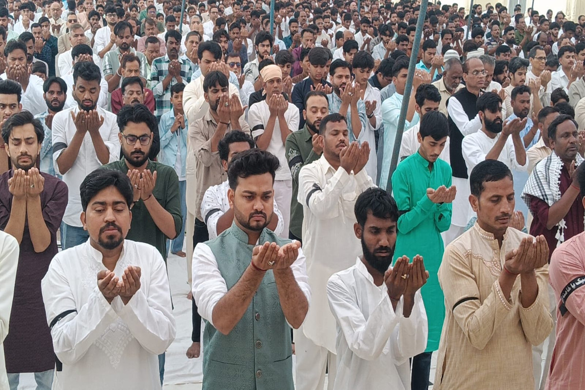 लखनऊ में सादगी और ग़म के साये में मनाई गई ईद, नमाज के साथ शांति की दुआएं (फोटो सोर्स : भाषा WhatsApp News Group)