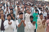 लखनऊ में सादगी और ग़म के साये में मनाई गई ईद, नमाज के साथ शांति की दुआएं (फोटो सोर्स : भाषा WhatsApp News Group)