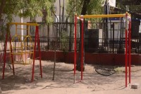 गर्मी के चलते वीरान पड़े पार्क