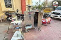 हरिभाऊ उपाध्याय नगर की ओर से पकड़ी गई अवैध फैक्ट्री में पैकिंग की मशीन।