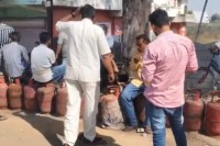 Public Outrage Erupts Over LPG Gas Cylinder shortage near sidhi collector bungalow mp news
