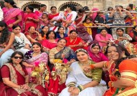 जगदीश चौक और आसपास के क्षेत्रों में मेले जैसा माहौल नजर आया। स्थानीय लोगों के साथ देश-विदेश से आए पर्यटकों ने भी इस सांस्कृतिक आयोजन का भरपूर आनंद लिया।