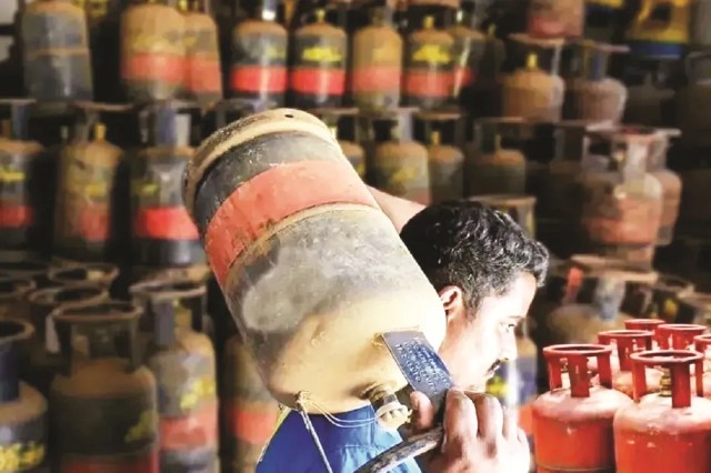 Coimbatore गैस सिलेंडर जमाखोरी: 997 कमर्शियल सिलेंडर जब्त