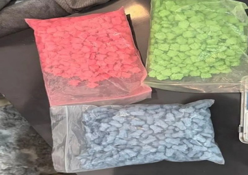 खास बात ये कि नशे की सामग्री कलर्ड टेबलेट शेप में बेची जा रही थी। इस तरह की सामग्री की सप्लाई बड़ी पार्टियों में होने से इसे पार्टी ड्रग नाम दिया गया है। पुलिस ने 489 ग्राम एमडीएमए जब्त करते हुए इंजीनियर को गिरफ्तार किया है।