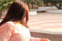 युवती के गले से सोने की चेन लूटकर फरार (demo pic)